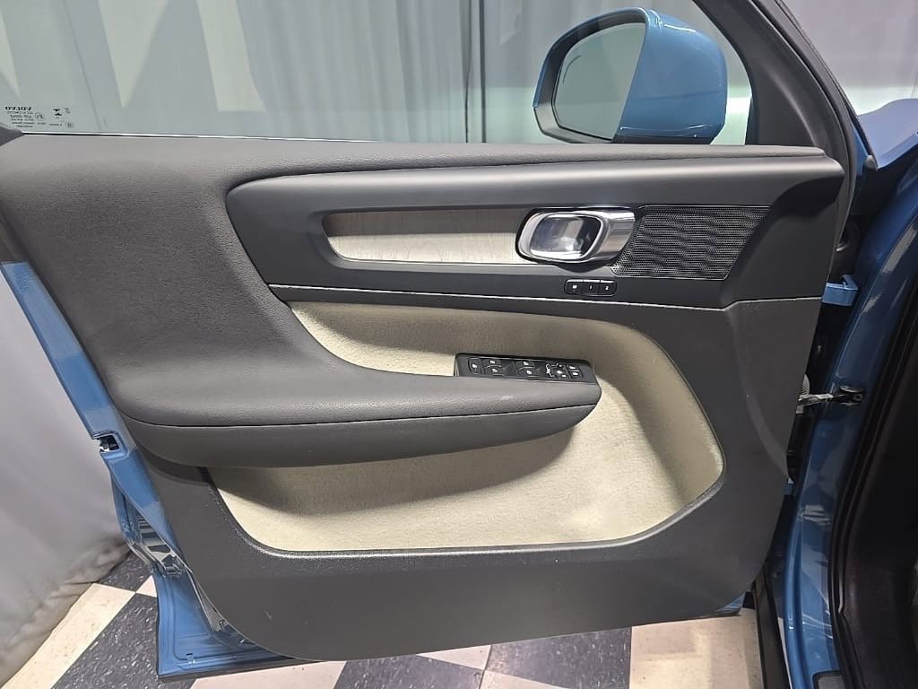 Used 2023 Volvo XC40 B5 Plus w/ Protection Package Premier AWD/4WD image 7
