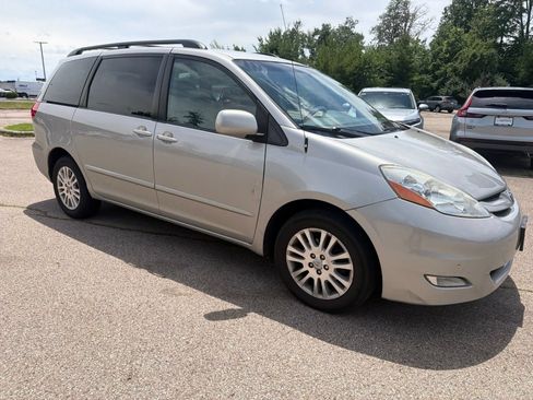 Used 2010 Toyota Sienna XLE FWD image 8