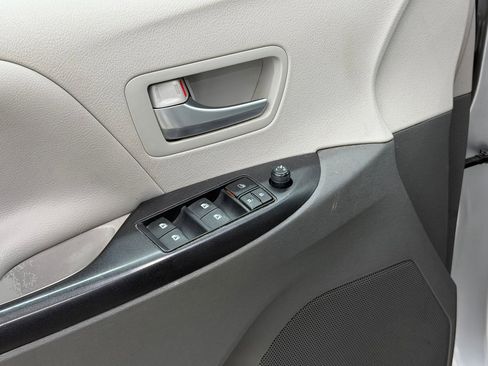 Used 2016 Toyota Sienna LE image 24