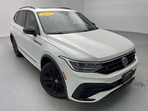 Used 2022 Volkswagen Tiguan SE R-Line image 3