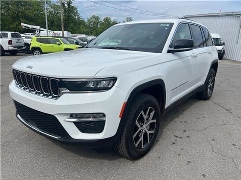 Used 2025 Jeep Grand Cherokee Limited AWD/4WD image 41