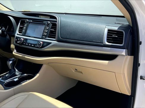 Used 2014 Toyota Highlander XLE w/ Preferred Accessory Package AWD/4WD image 23