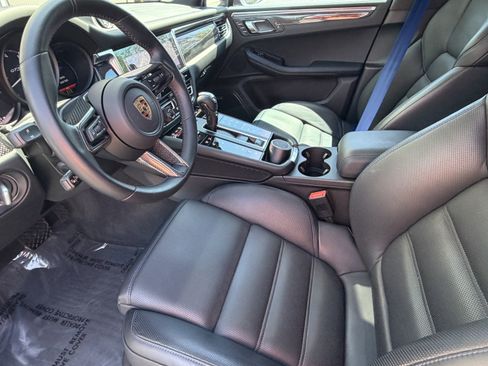 Certified 2025 Porsche Macan GTS image 4