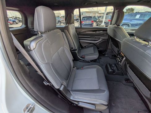 Used 2025 Jeep Grand Cherokee L Laredo image 31