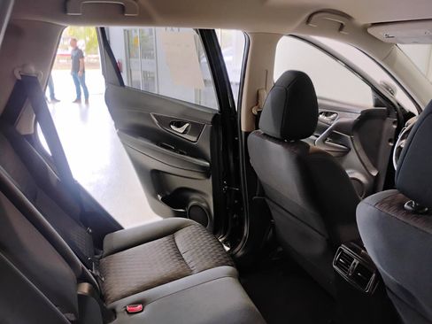 Used 2019 Nissan Rogue SV image 39