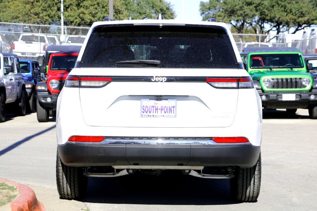 New 2025 Jeep Grand Cherokee Laredo w/ Luxury Tech Group I RWD image 6