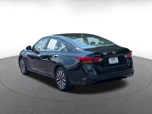 Used 2025 Nissan Altima 2.5 SV FWD image 9