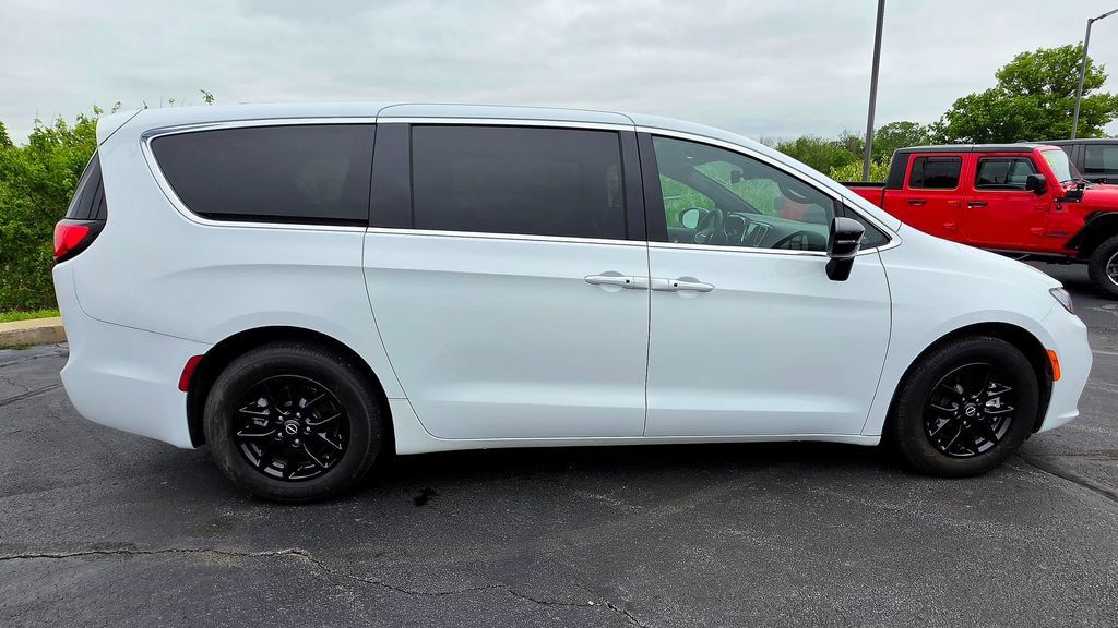 Used 2025 Chrysler Pacifica Select FWD image 12