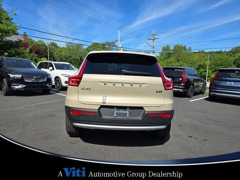 Used 2025 Volvo XC40 B5 Plus w/ Climate Package image 8