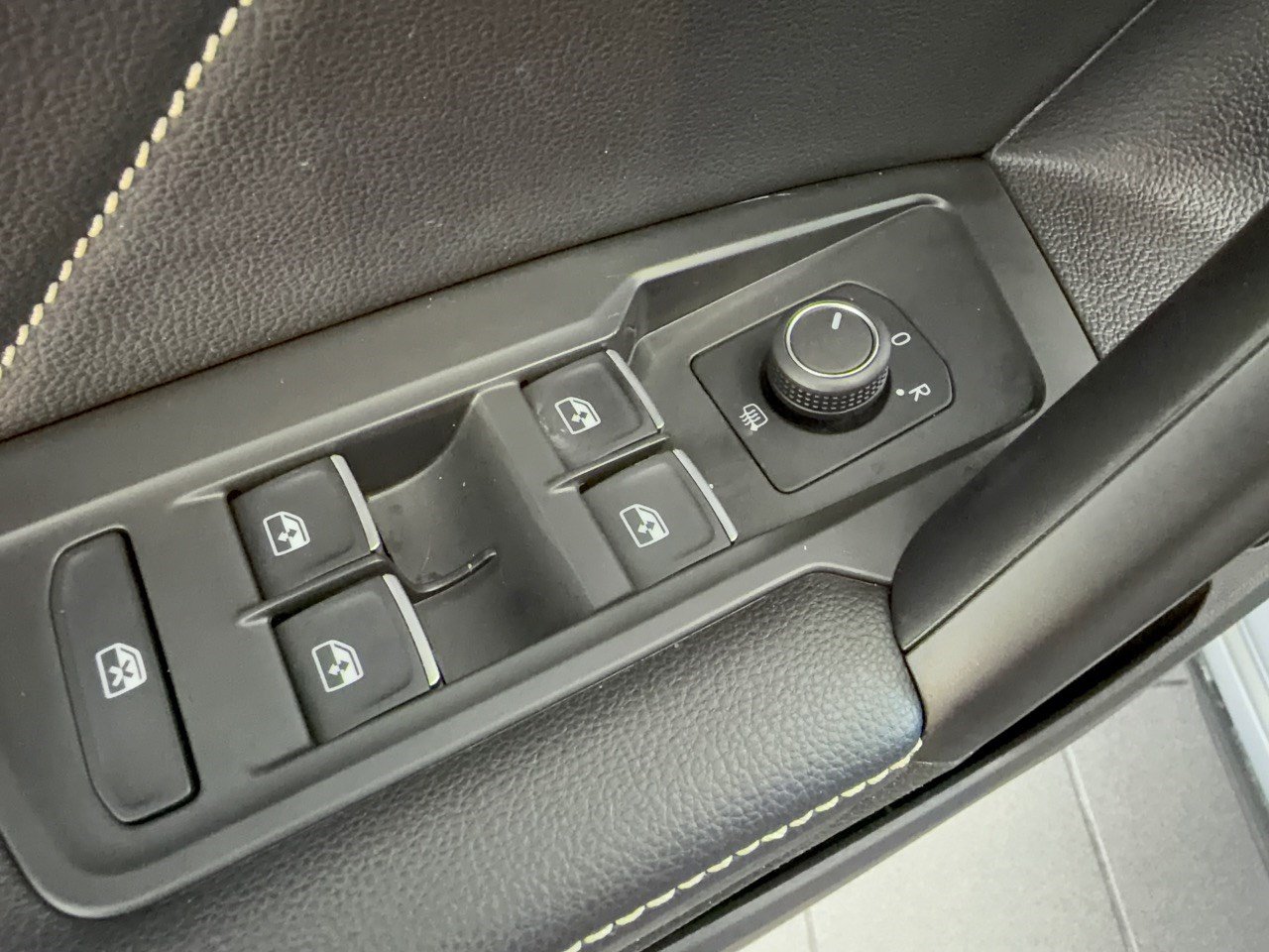 Certified 2024 Volkswagen Tiguan SE R-Line FWD image 15