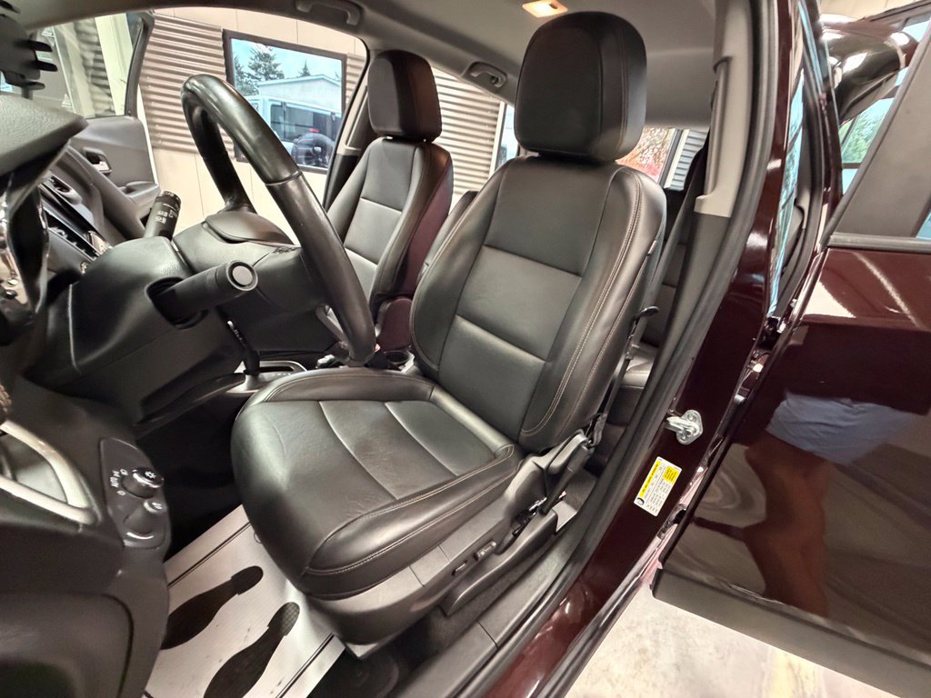 Used 2021 Chevrolet Trax LT w/ Premium Seat Package AWD/4WD image 7