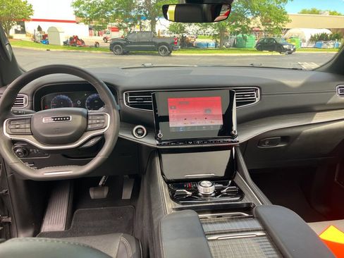 Used 2024 Jeep Wagoneer L Series III w/ Premium Group I AWD/4WD image 5