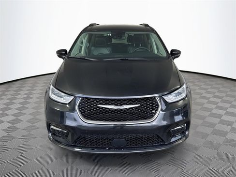 Used 2022 Chrysler Pacifica Touring-L image 2