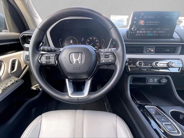 Used 2025 Honda Pilot Touring image 7