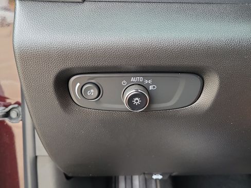 Used 2023 Chevrolet Traverse LT FWD image 21