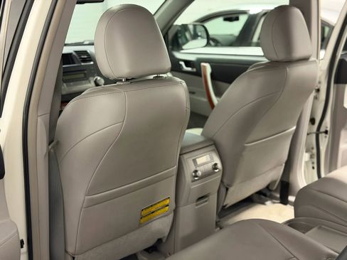 Used 2010 Toyota Highlander Limited image 18