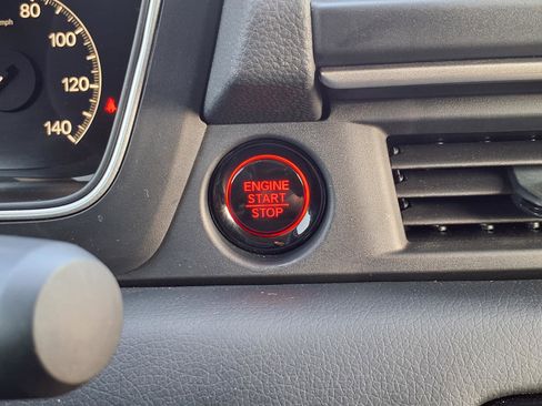 Used 2025 Honda Pilot Touring image 11