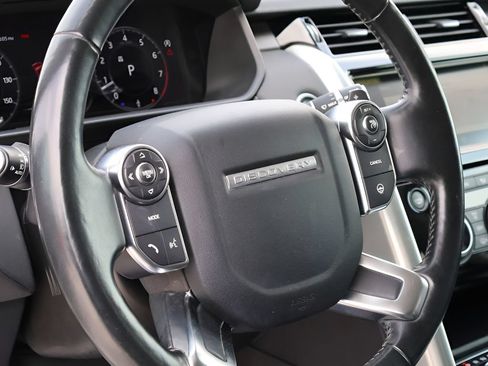 Used 2018 Land Rover Discovery HSE AWD/4WD image 19
