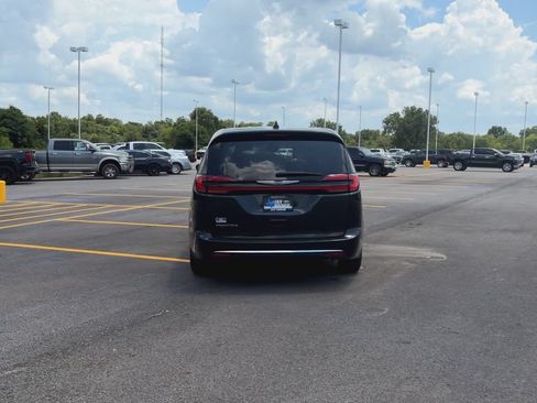 Used 2023 Chrysler Pacifica Touring-L FWD image 8