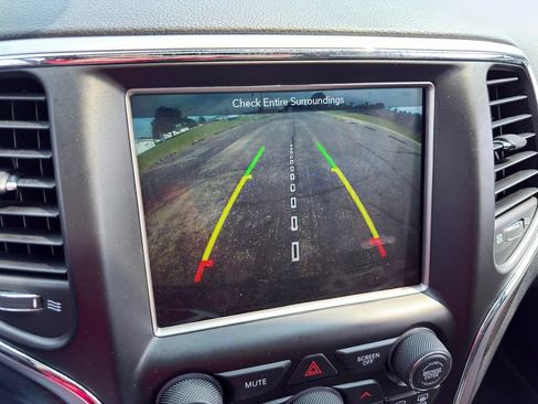 Used 2018 Jeep Grand Cherokee Altitude AWD/4WD image 9