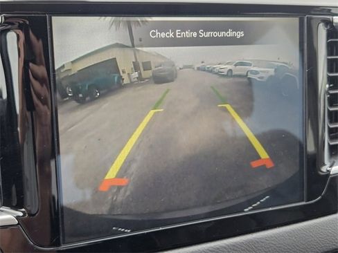 Used 2020 Chrysler Pacifica Limited image 24