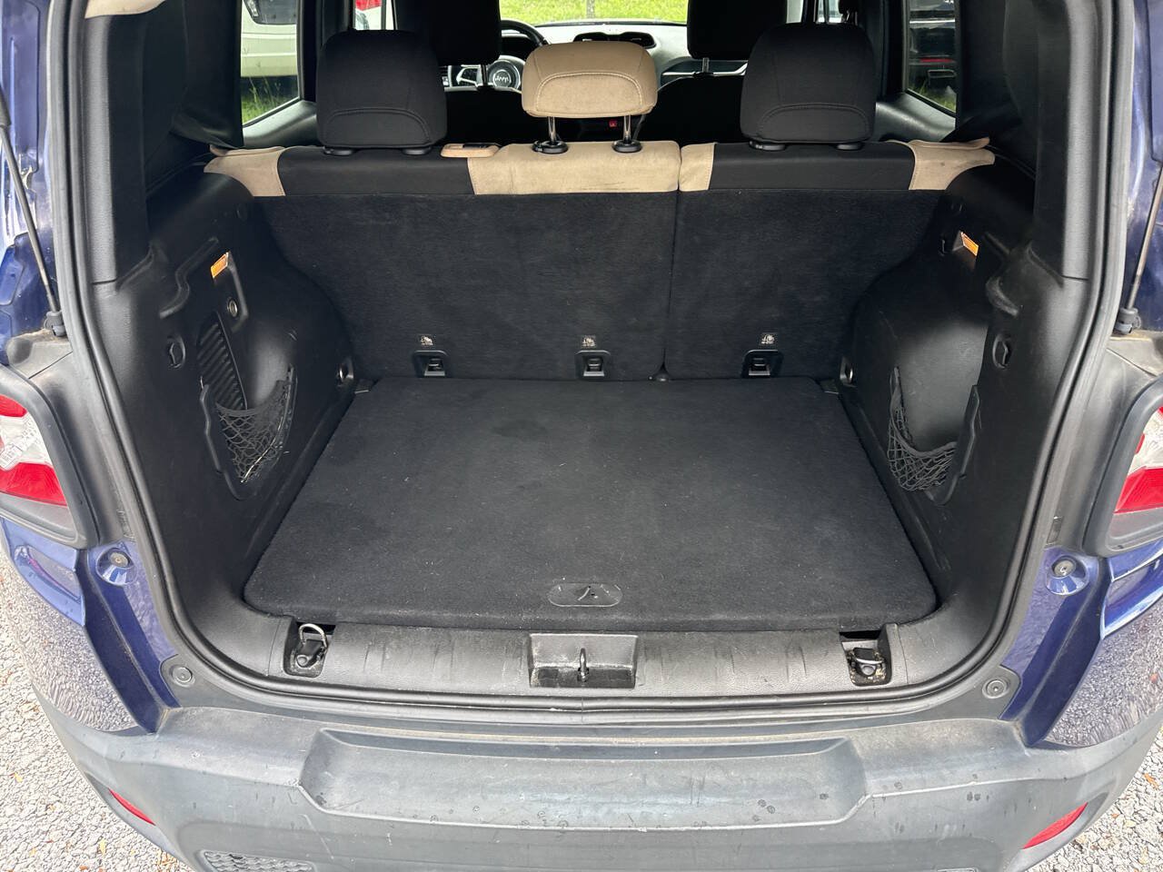 Used 2016 Jeep Renegade Latitude FWD image 9