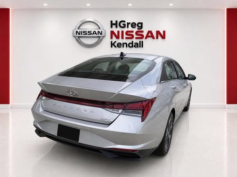 Used 2022 Hyundai Elantra Limited w/ Cargo Package FWD image 4