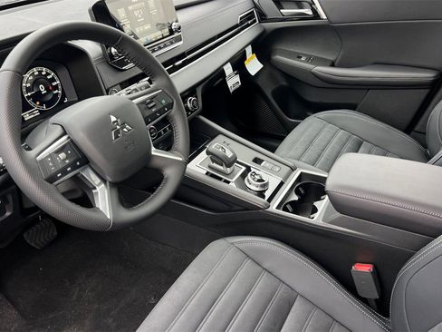 New 2025 Mitsubishi Outlander SE image 11