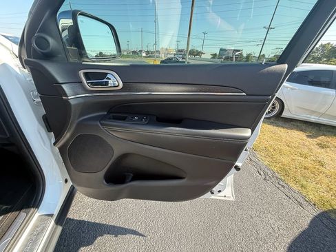 Used 2017 Jeep Grand Cherokee Limited AWD/4WD image 22