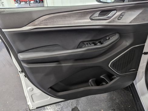 Used 2023 Jeep Grand Cherokee 4WD 4xe w/ Luxury Tech Group II image 14