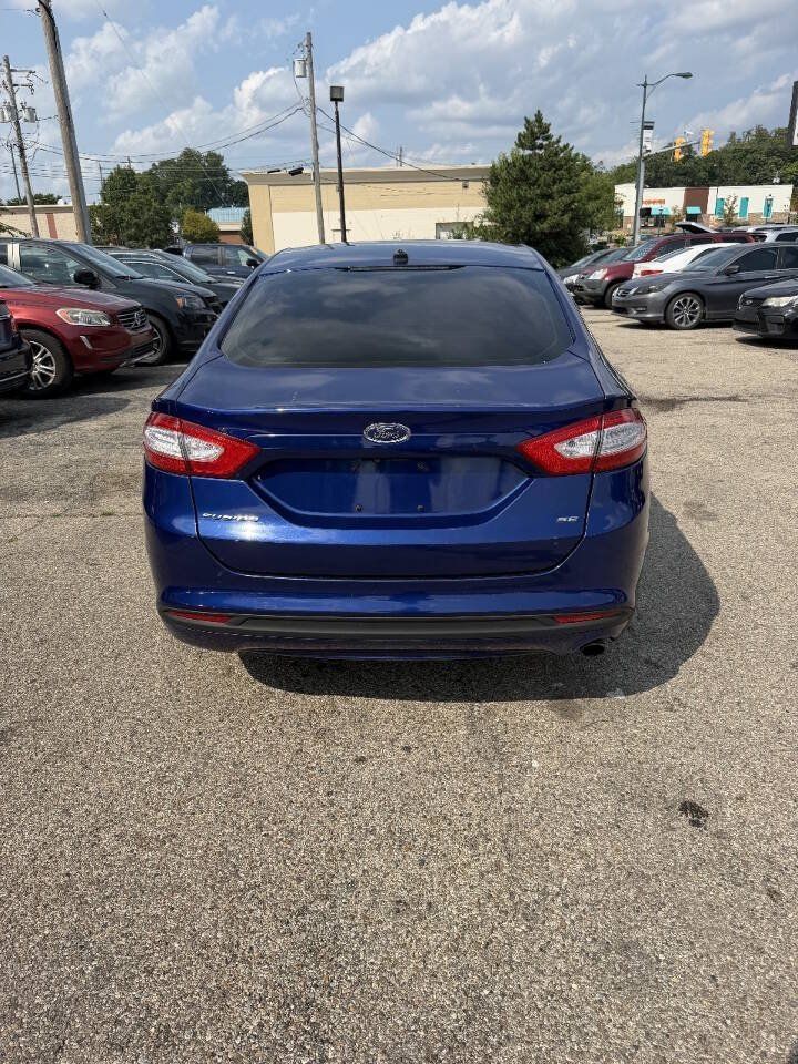 Used 2015 Ford Fusion SE FWD image 3