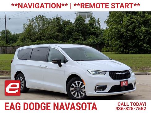 Used 2024 Chrysler Pacifica Limited FWD image 1