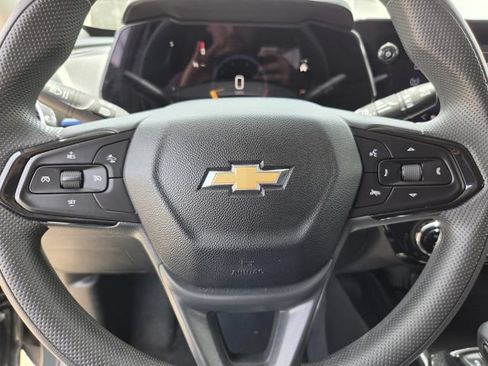 Used 2025 Chevrolet Trax LT FWD image 7