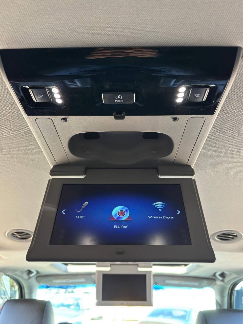 Used 2019 Cadillac Escalade ESV Luxury w/ LPO, Radiant Package AWD/4WD image 31
