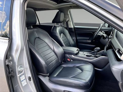 Used 2022 Toyota Highlander XLE AWD/4WD image 34