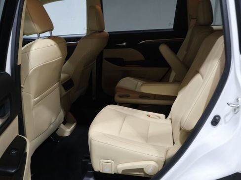 Used 2017 Toyota Highlander Limited Platinum image 18