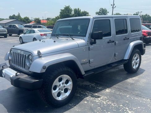 Used 2015 Jeep Wrangler Unlimited Sahara w/ Connectivity Group AWD/4WD image 8