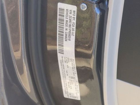 Used 2023 Chrysler Pacifica Touring-L image 28