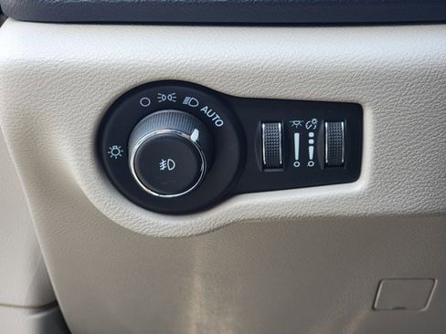 Used 2022 Chrysler Pacifica Touring-L image 19