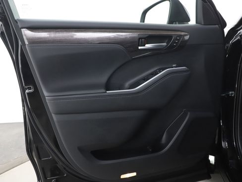 Used 2025 Toyota Highlander Platinum AWD/4WD image 21