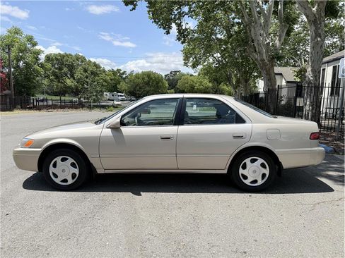 Used 1998 Toyota Camry LE FWD image 2
