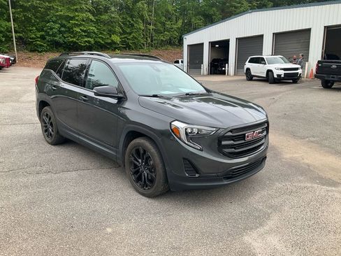 Used 2021 GMC Terrain SLE w/ Driver Convenience Package FWD image 3