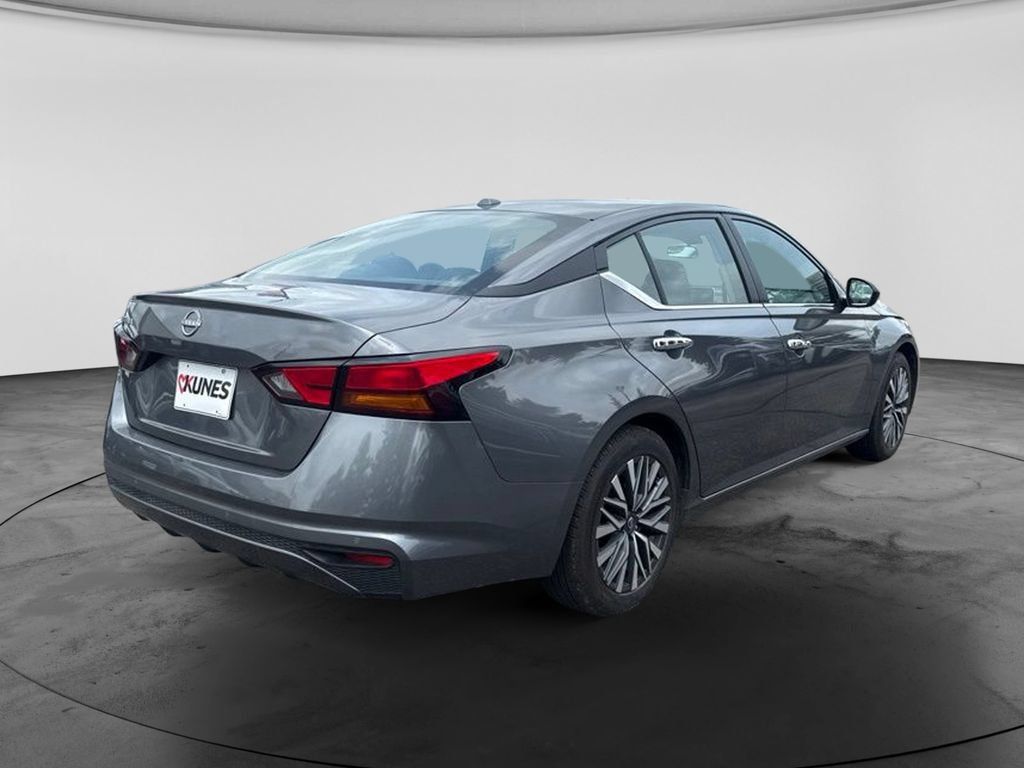 Used 2025 Nissan Altima 2.5 SV FWD image 11