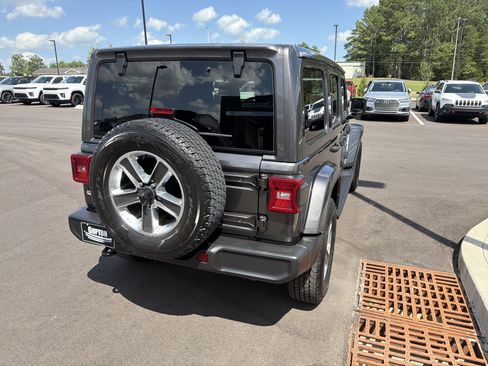 Used 2022 Jeep Wrangler Unlimited Sahara w/ LED Lighting Group AWD/4WD image 13