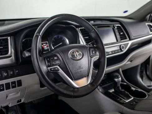Used 2015 Toyota Highlander Limited w/ Driver Technology Package AWD/4WD image 28
