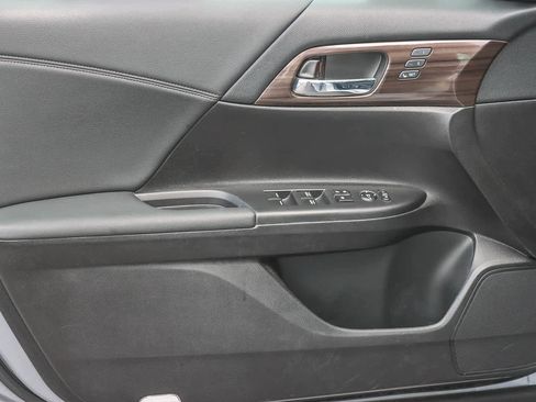 Used 2017 Honda Accord Touring image 19