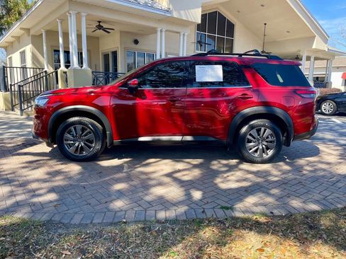 Used 2022 Nissan Pathfinder SV image 2