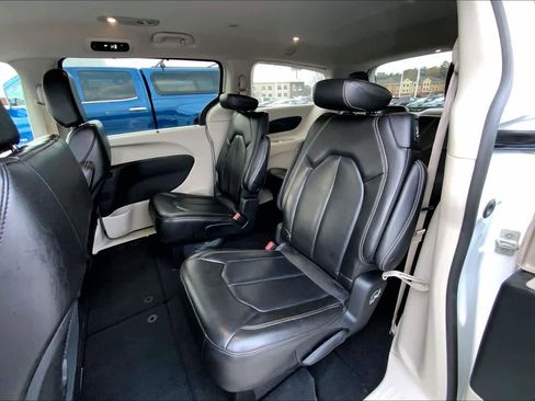 Used 2023 Chrysler Pacifica Touring-L image 19