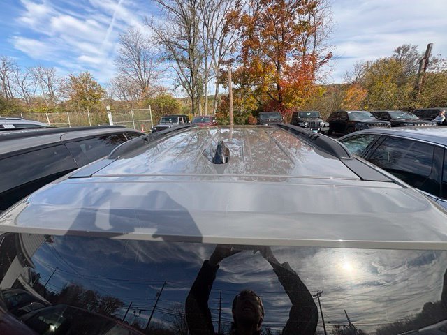 Used 2025 Chrysler Pacifica Limited FWD image 6