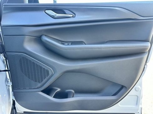 New 2025 Jeep Grand Cherokee L Altitude image 28